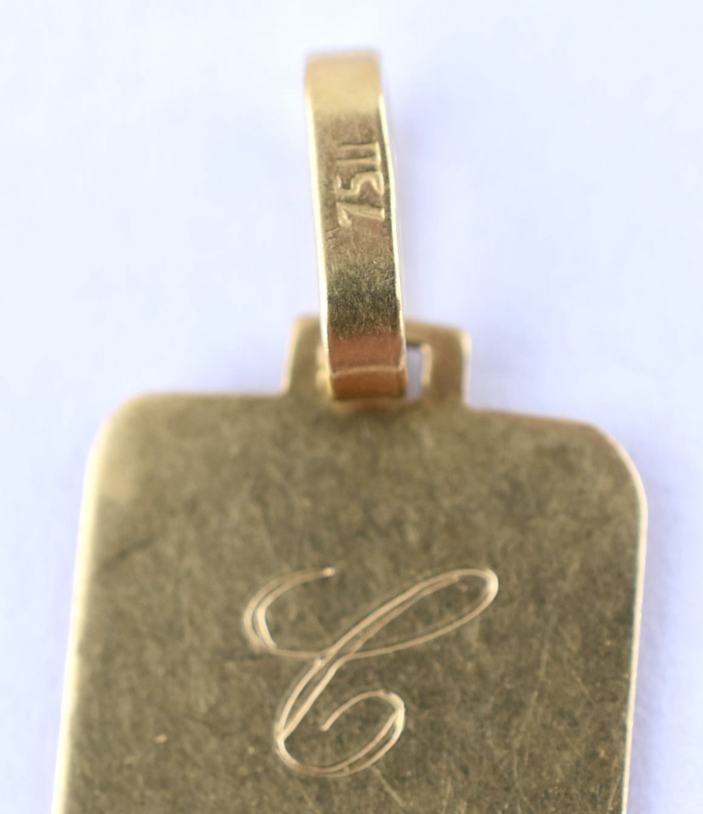 Pingente de ouro 18 k com seta vazada e letra "C" (Por motivos de... - foto 3 de 3