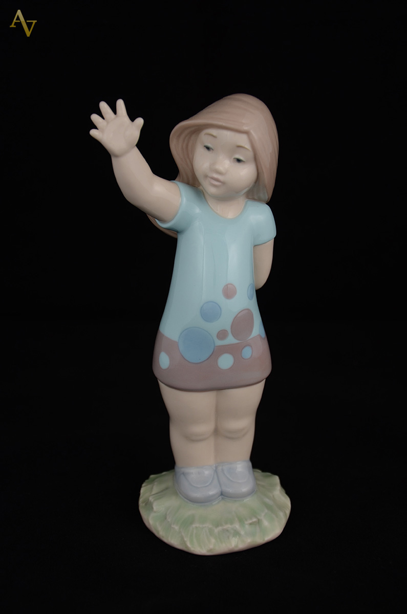 NAO - Escultura em porcelana representando menina. Altura: 21 cm - foto 1 de 2