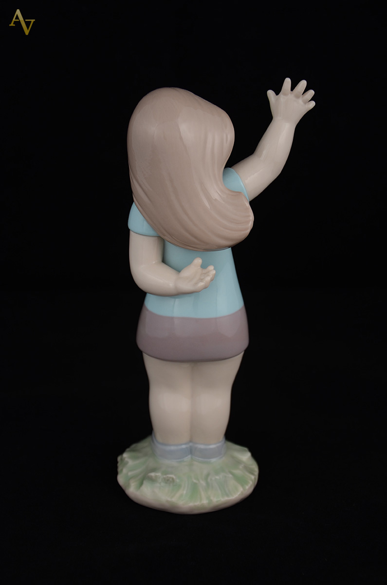 NAO - Escultura em porcelana representando menina. Altura: 21 cm - foto 2 de 2