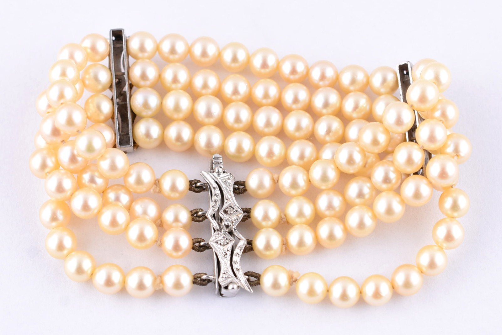Pulseira de perolas com separações e fecho de platina cravejados de... - foto 2 de 3