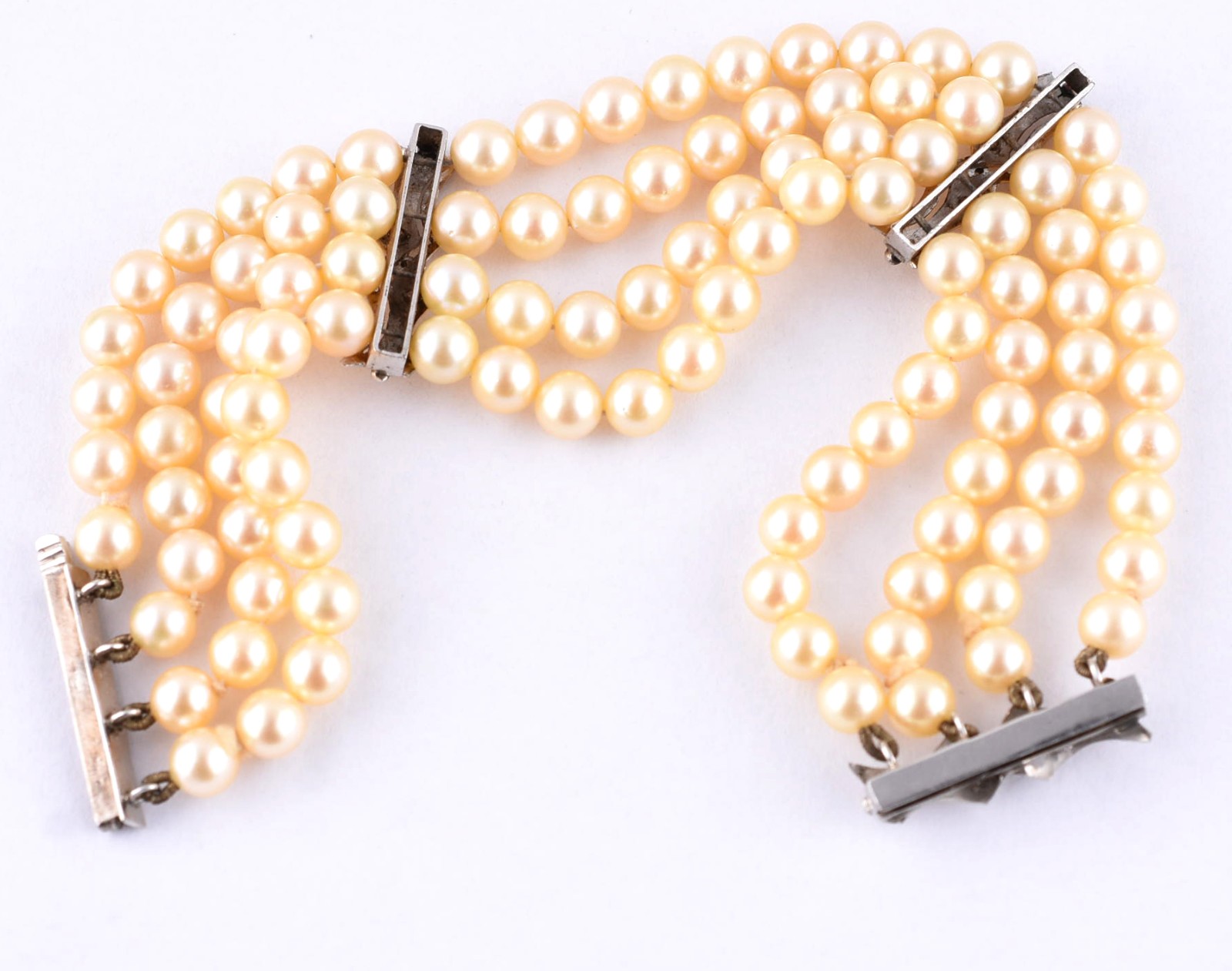 Pulseira de perolas com separações e fecho de platina cravejados de... - foto 3 de 3