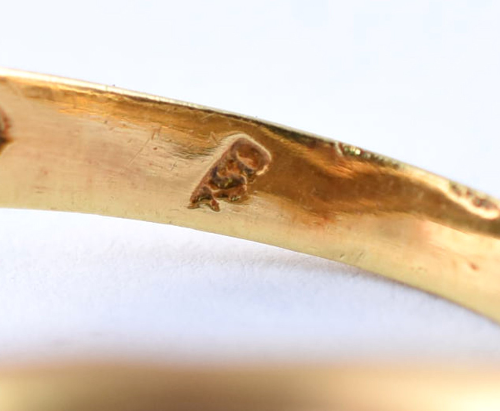 Anel de ouro 18 k cravejado de brilhantes, aro 17. (Por motivos de... - foto 3 de 4