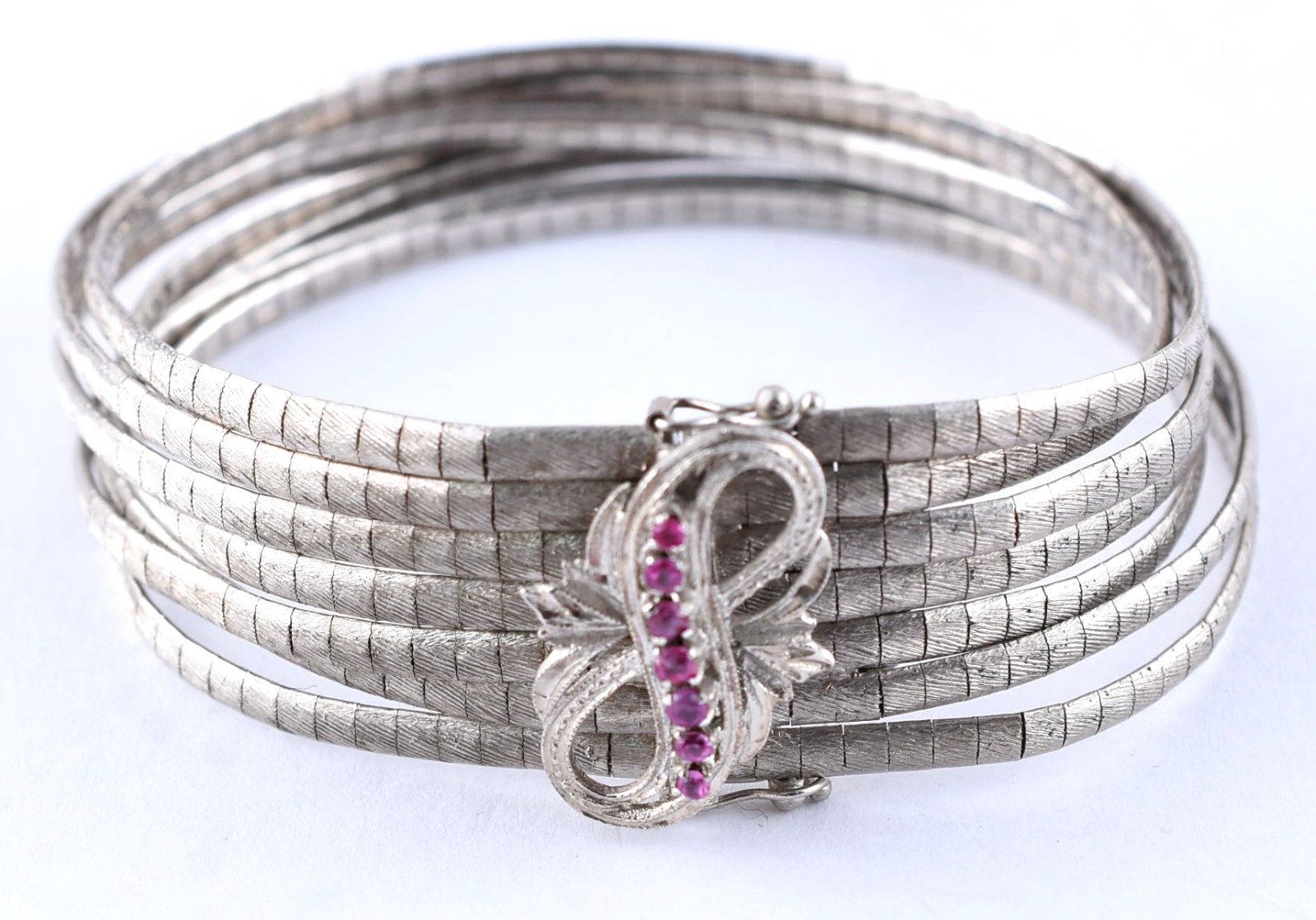Pulseira em sete fios de ouro branco com detalhe cravejado de pedras... - foto 1 de 5
