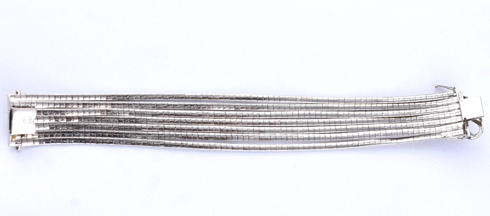 Pulseira em sete fios de ouro branco com detalhe cravejado de pedras... - foto 3 de 5