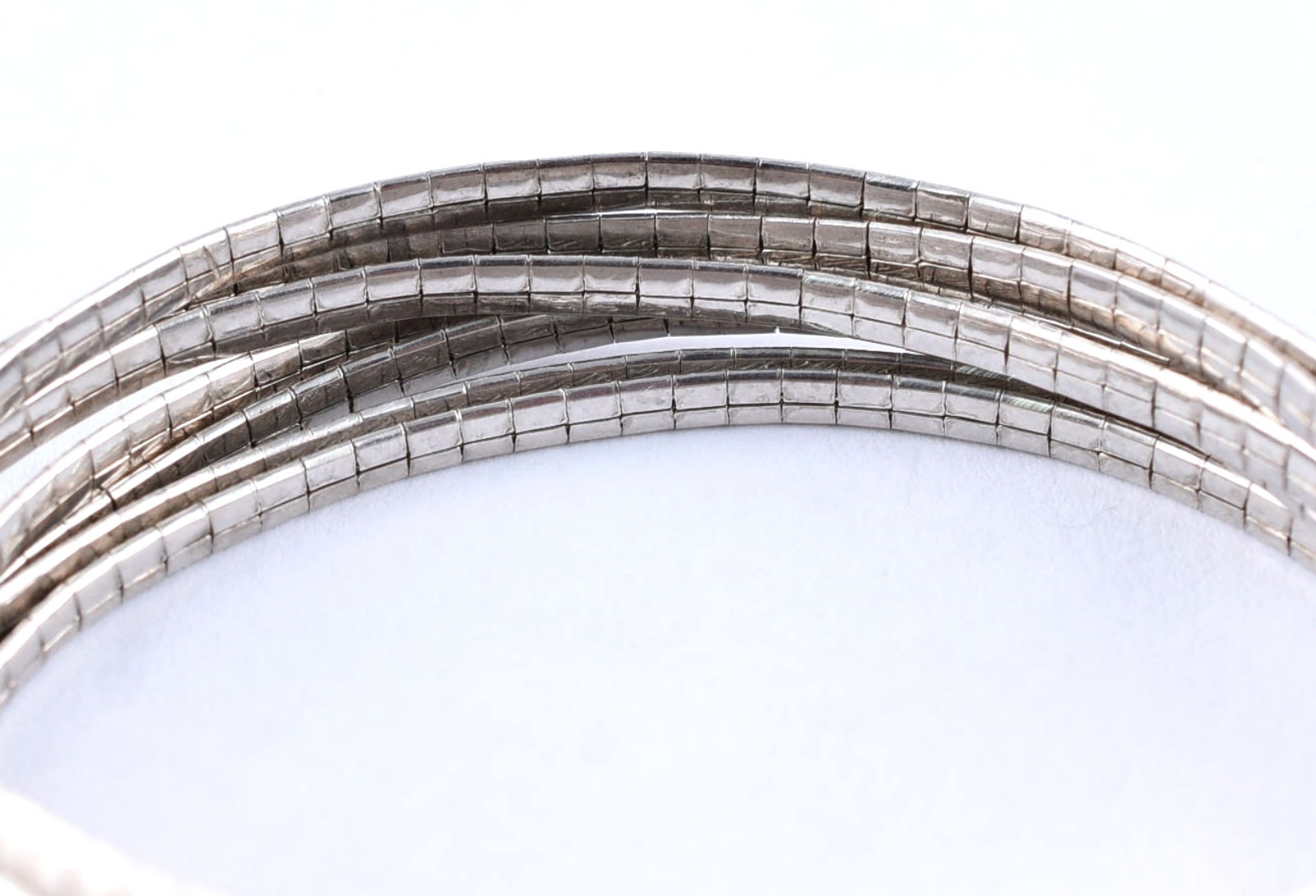 Pulseira em sete fios de ouro branco com detalhe cravejado de pedras... - foto 4 de 5