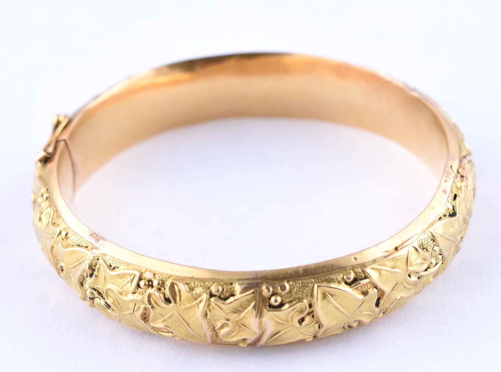 Pulseira "escrava" de ouro 18 k, com folhagens em relevo (Por motivos... - foto 2 de 5