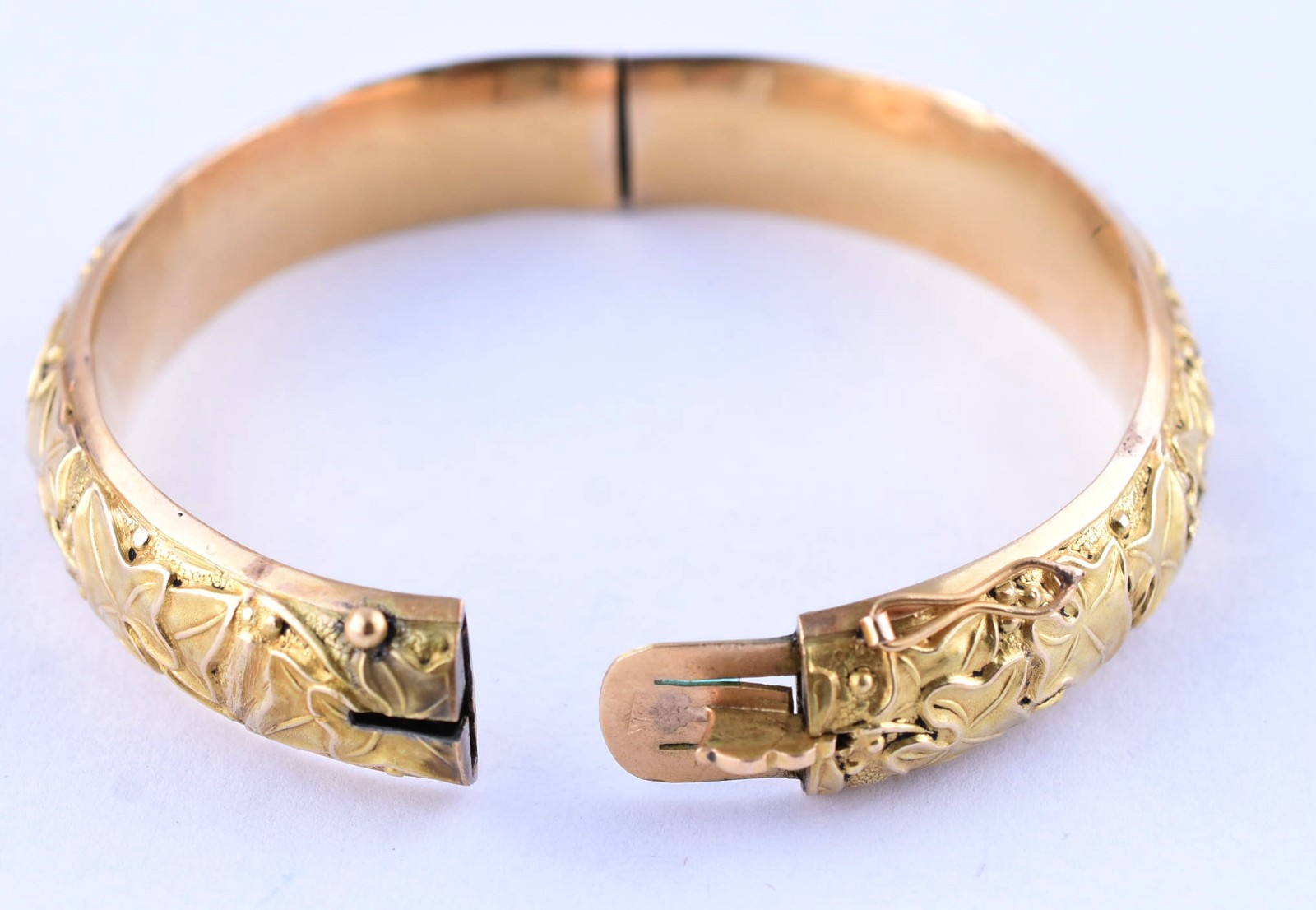 Pulseira "escrava" de ouro 18 k, com folhagens em relevo (Por motivos... - foto 4 de 5