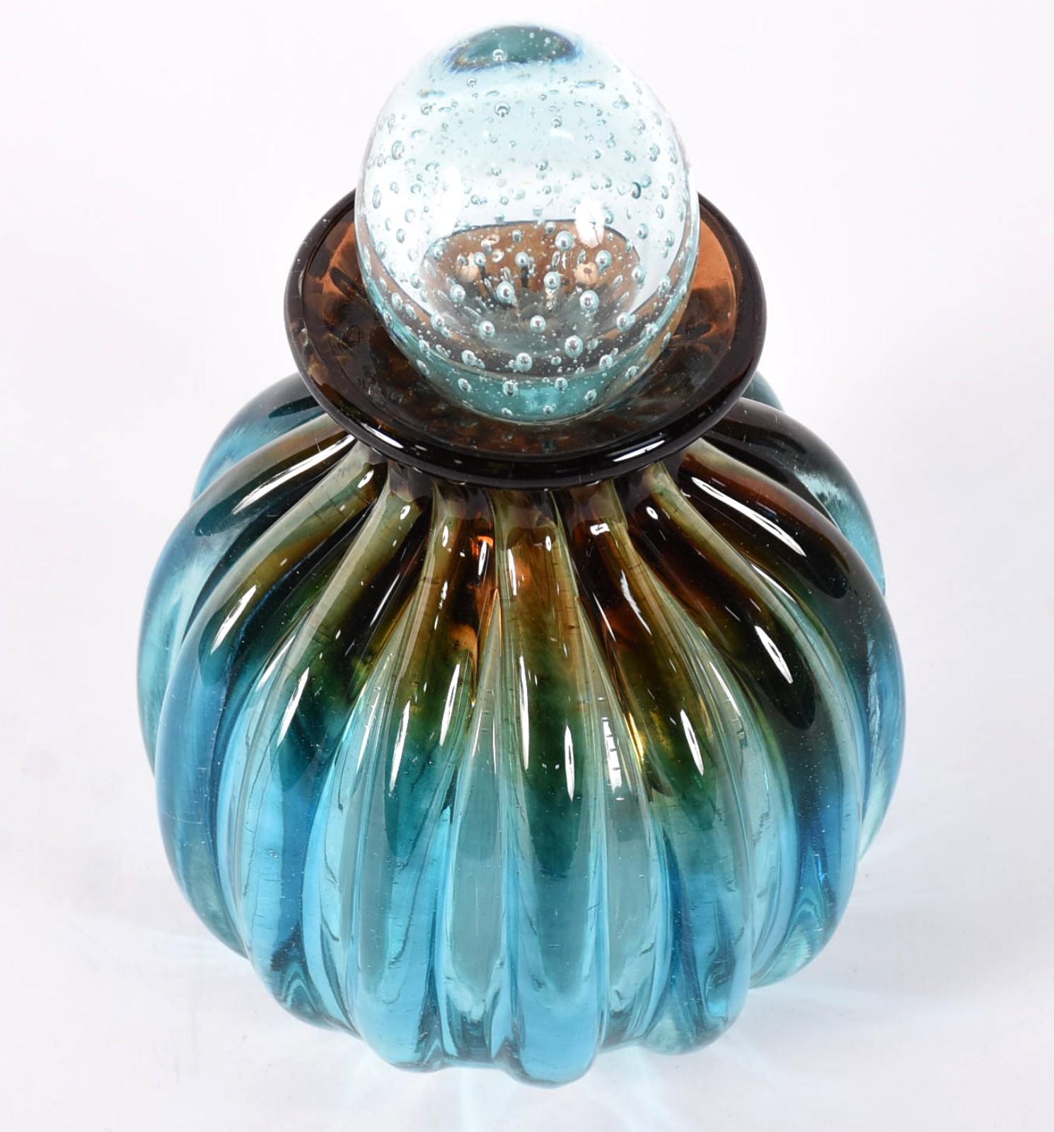 Garrafa de vidro decorativo em gomos nas cores azul e âmbar degradé... - foto 2 de 3
