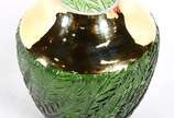 Vaso de vidro decorativo na cor verde com detal... - Vaso de vidro decorativo na cor verde com detalhes em relevo, bocal de metal dourado.