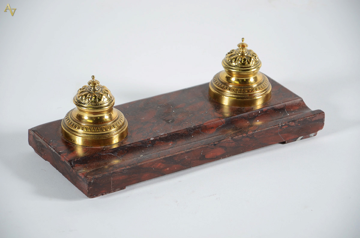 Tinteiro em bronze e mármore. Medidas: 12 x 30 cm - foto 1 de 2