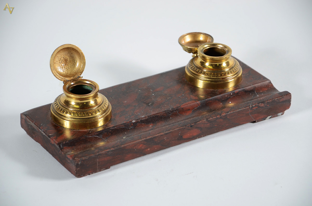 Tinteiro em bronze e mármore. Medidas: 12 x 30 cm - foto 2 de 2