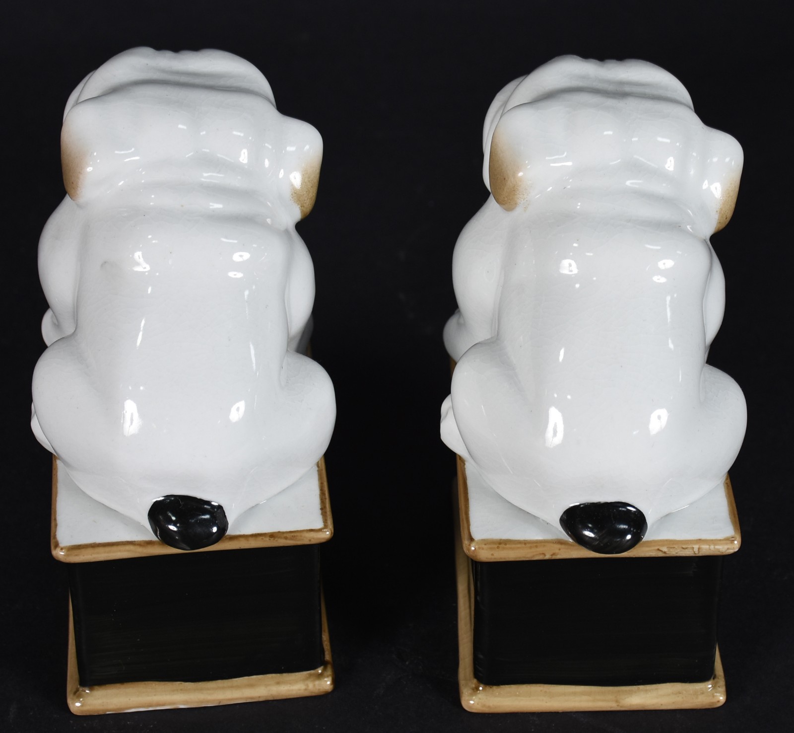 Par de cachorros de porcelana sobre bases retangulares. - foto 3 de 4