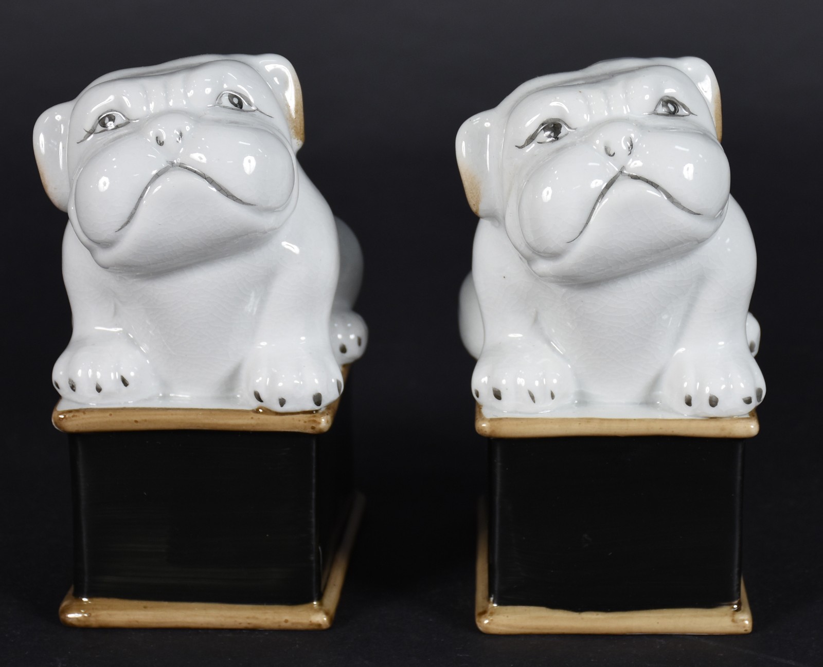 Par de cachorros de porcelana sobre bases retangulares. - foto 1 de 4