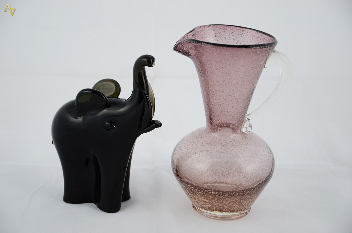 Duas estatuetas de murano representando elefante em tom ametista...