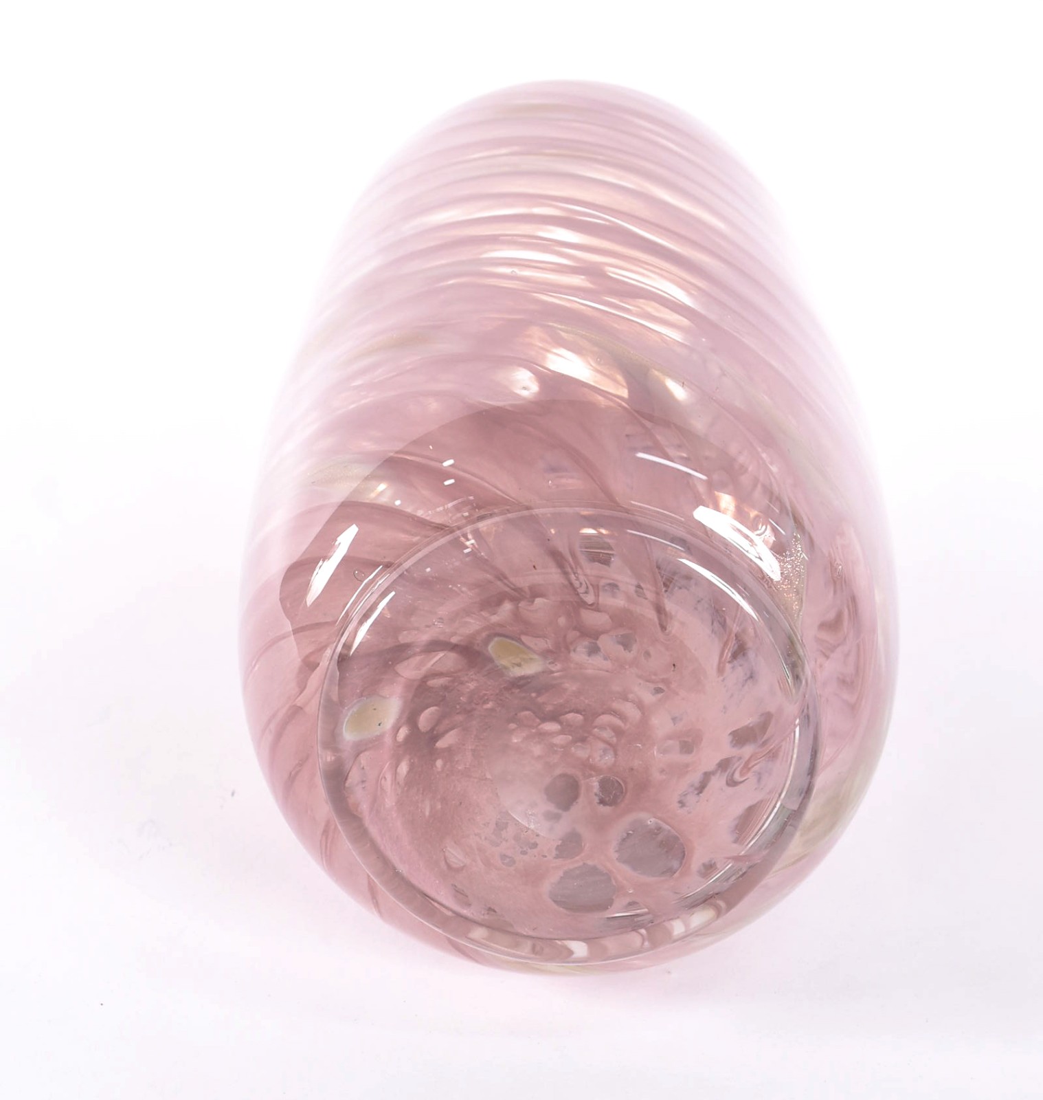 Vaso de vidro decorativo na cor lilás com pó de ouro. - foto 3 de 3