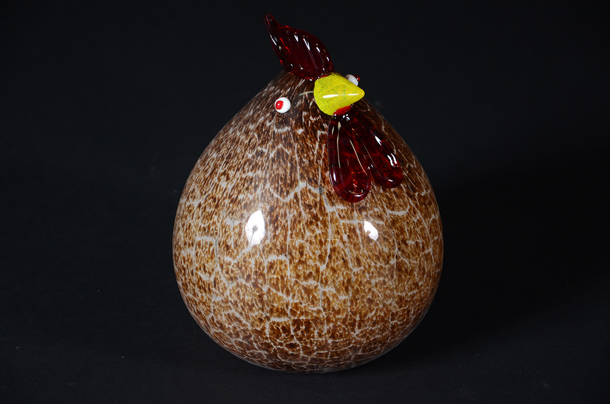 Galinha de murano policromado, alt. 20 cm.