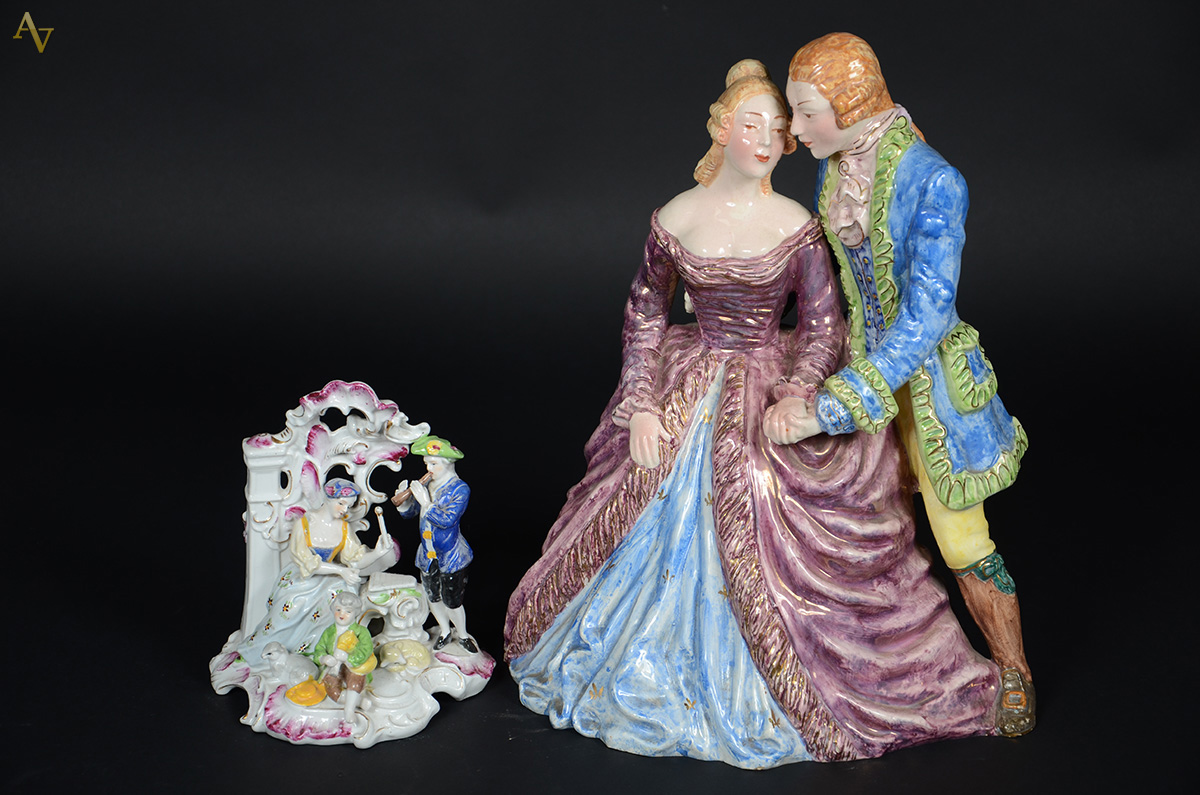 Dois grupos escultóricos, sendo: um de porcelana e um de cerâmica