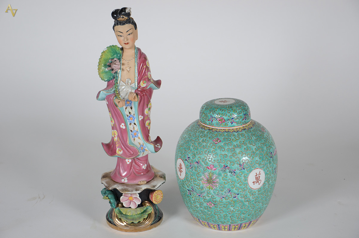 Duas peças em porcelana chinesa, sendo: Escultura representando...