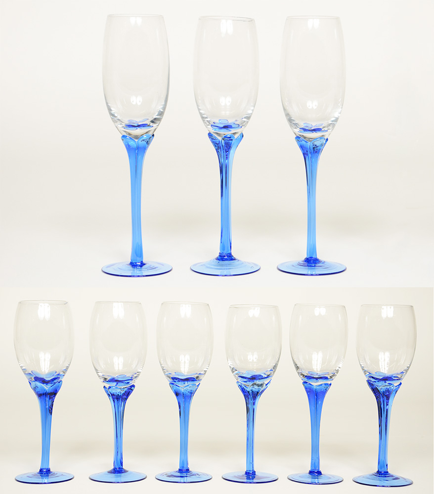Diversos cálices de pé alto azul, sendo 6 para vinho e 3 flutes... - foto 1 de 2