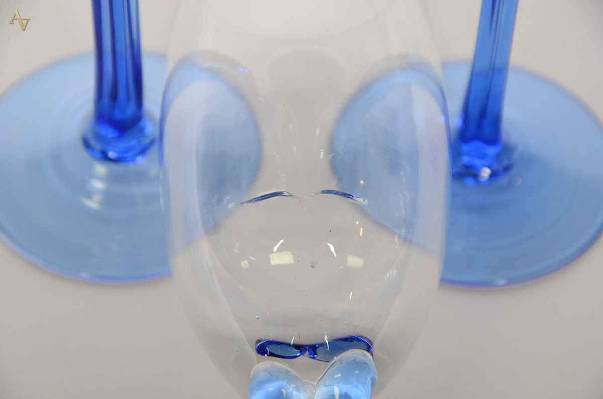 Diversos cálices de pé alto azul, sendo 6 para vinho e 3 flutes... - foto 2 de 2