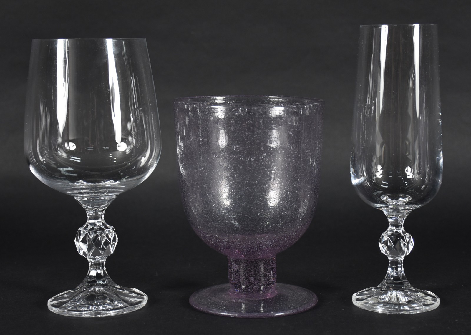 Diversas peças, sendo: 4 flutes e 4 taças de cristal para vinho tinto... - foto 3 de 4