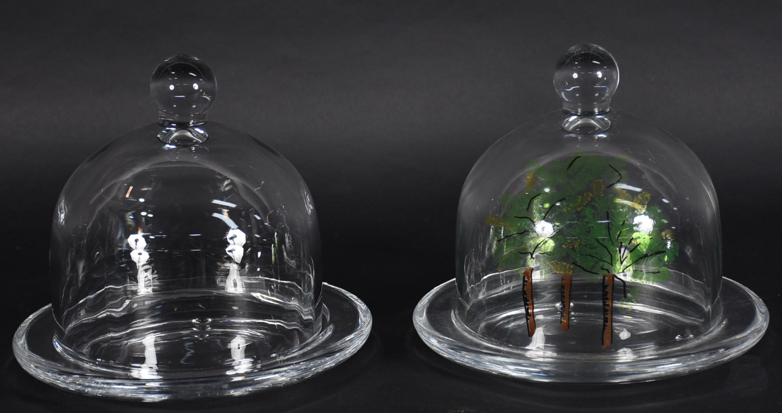 Duas queijeiras com presentoir em demi cristal, uma delas com pintura... - foto 1 de 3