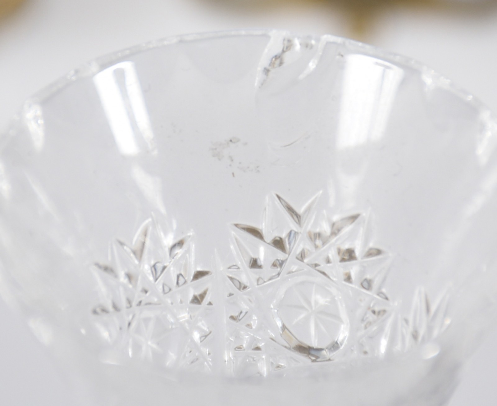 Cinco peças diversas, sendo par de pequenos vasos de cristal lapidado... - foto 3 de 7