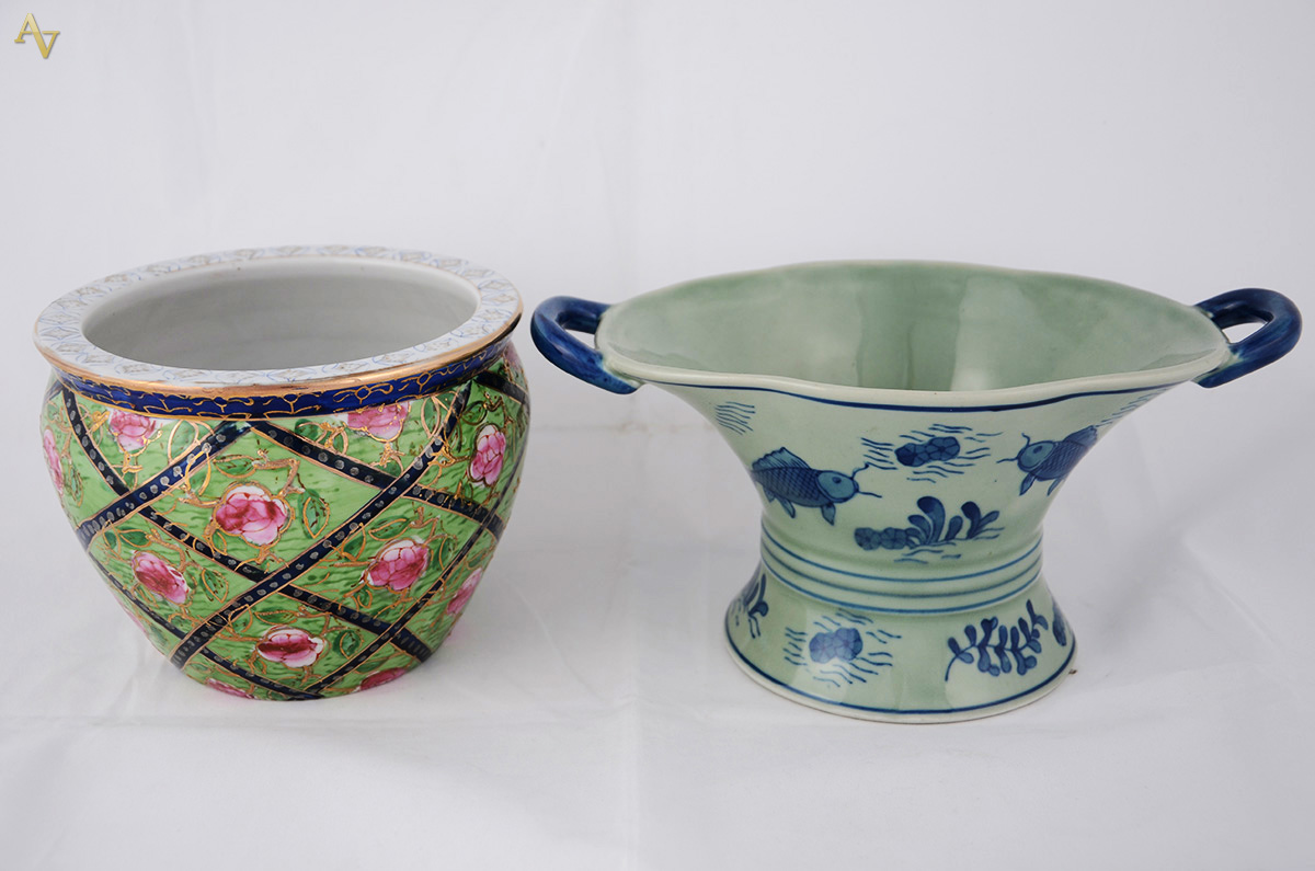 Dois vasos de porcelana chinesa, um Celadon com peixes em azul e... - foto 1 de 2