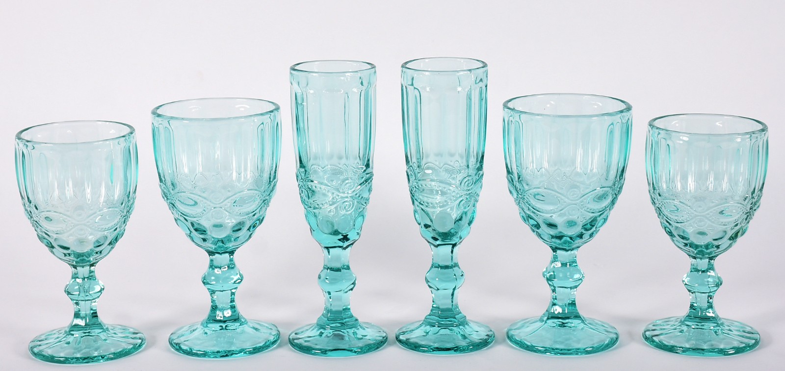 Serviço de taças em vidro na cor verde composto de: 12 flutes, 12... - foto 2 de 5