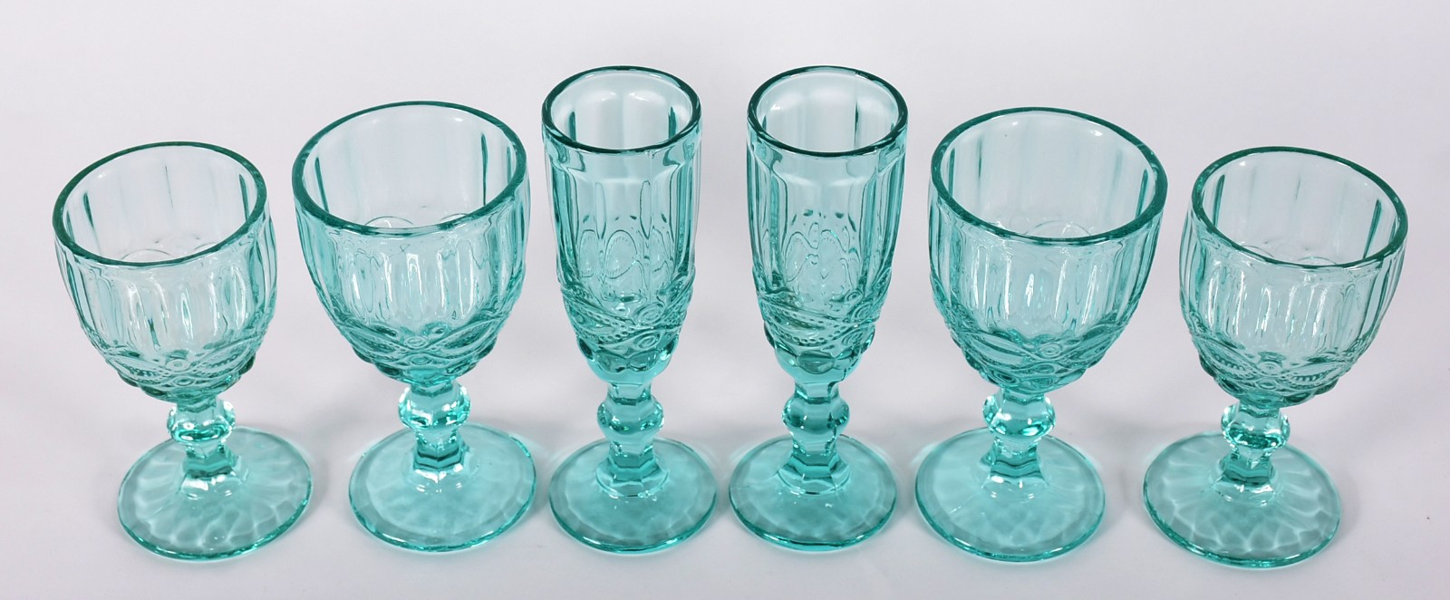 Serviço de taças em vidro na cor verde composto de: 12 flutes, 12... - foto 3 de 5