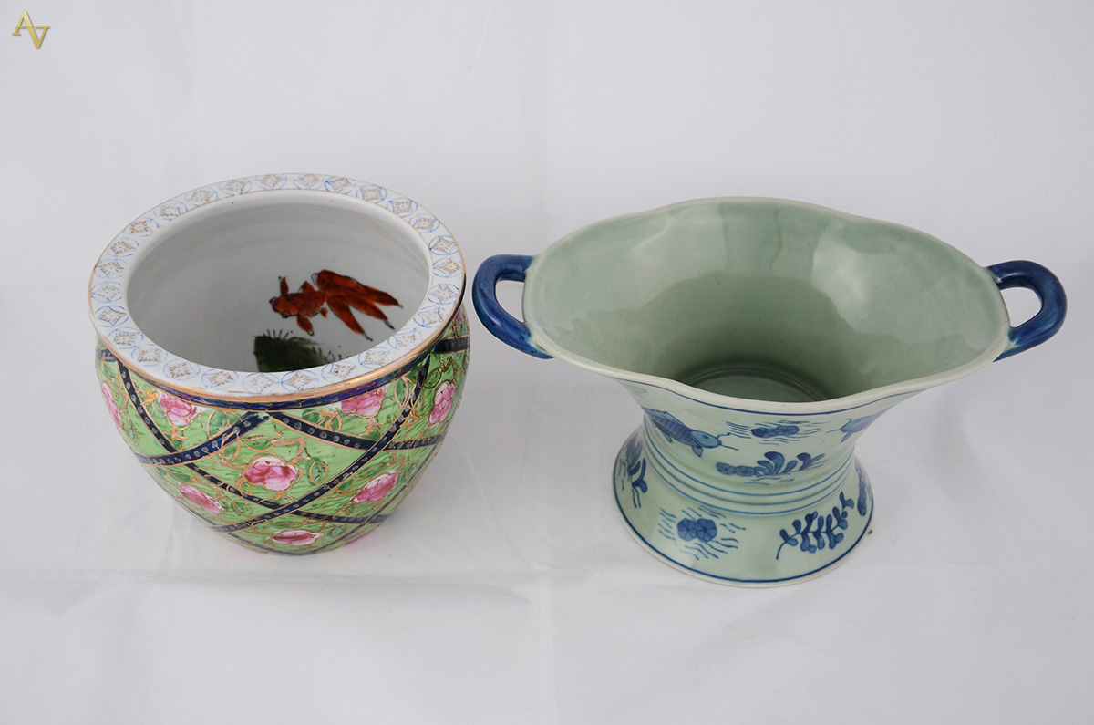 Dois vasos de porcelana chinesa, um Celadon com peixes em azul e... - foto 2 de 2