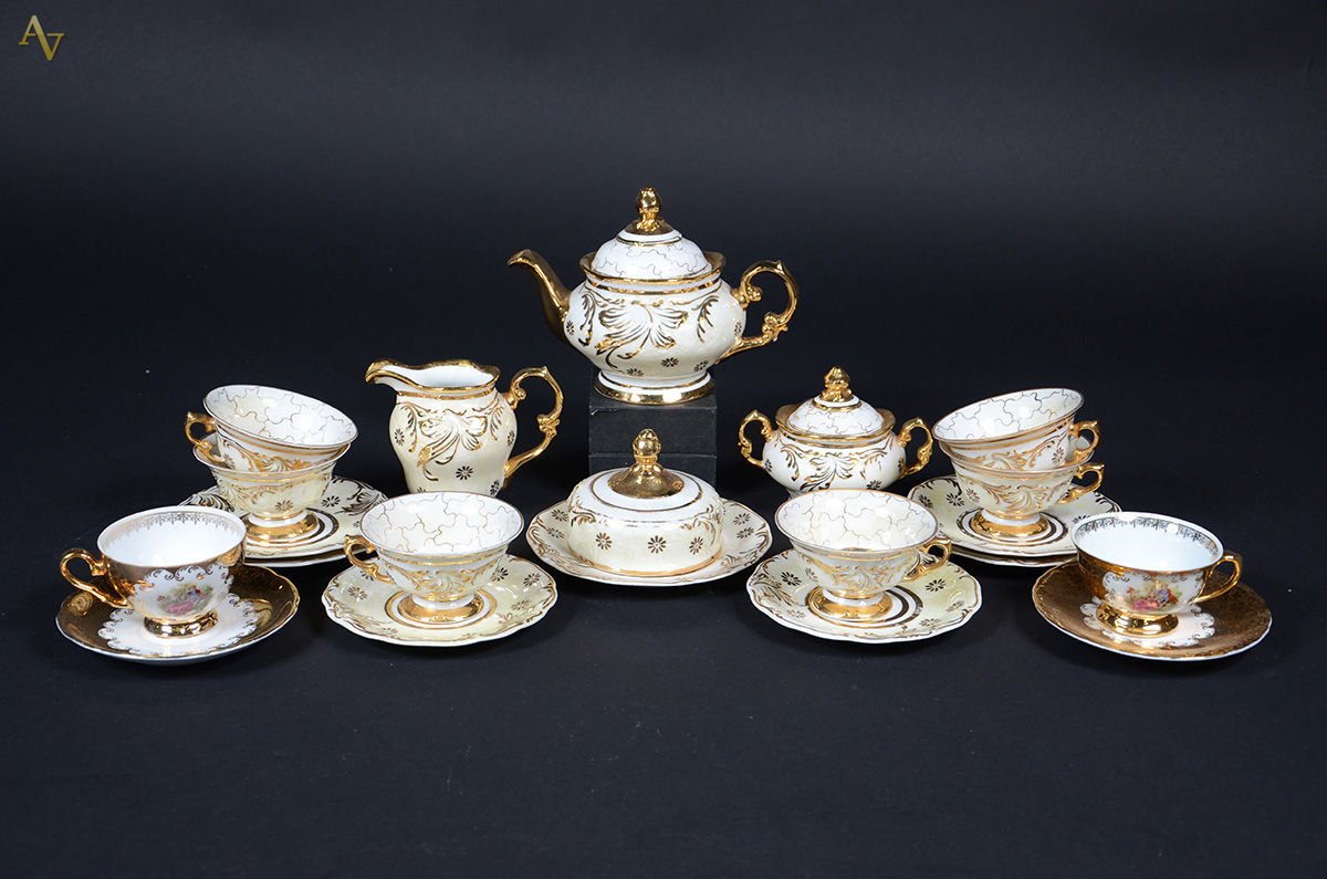 Conjunto de porcelana Mauá constando de 6 xícaras para chá com pires...
