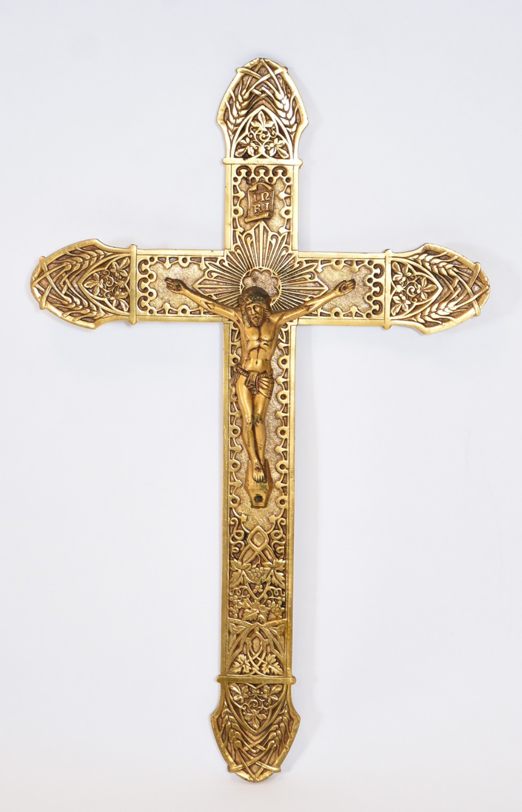 Crucifixo com figura de Cristo em bronze. - foto 1 de 5