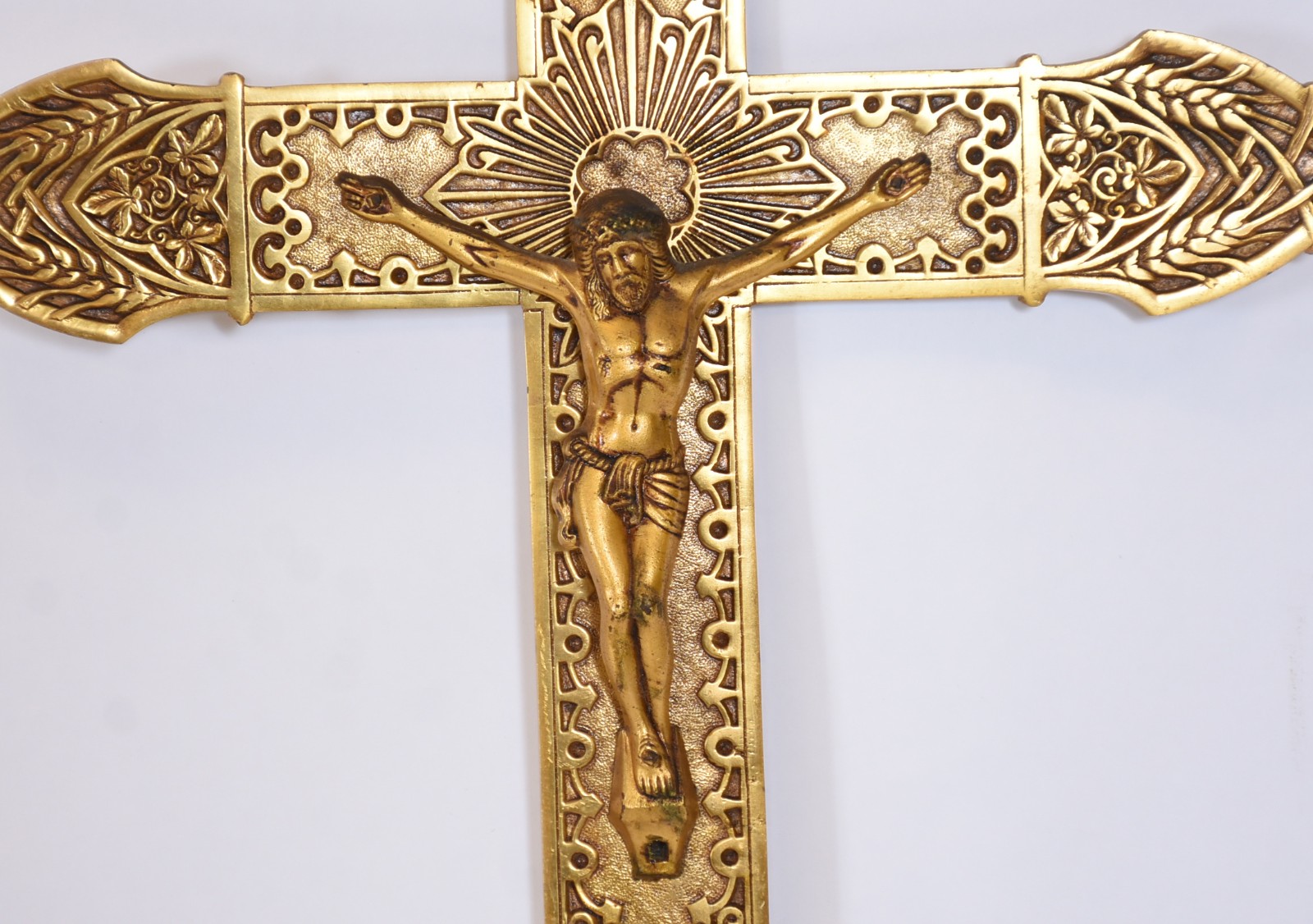 Crucifixo com figura de Cristo em bronze. - foto 2 de 5