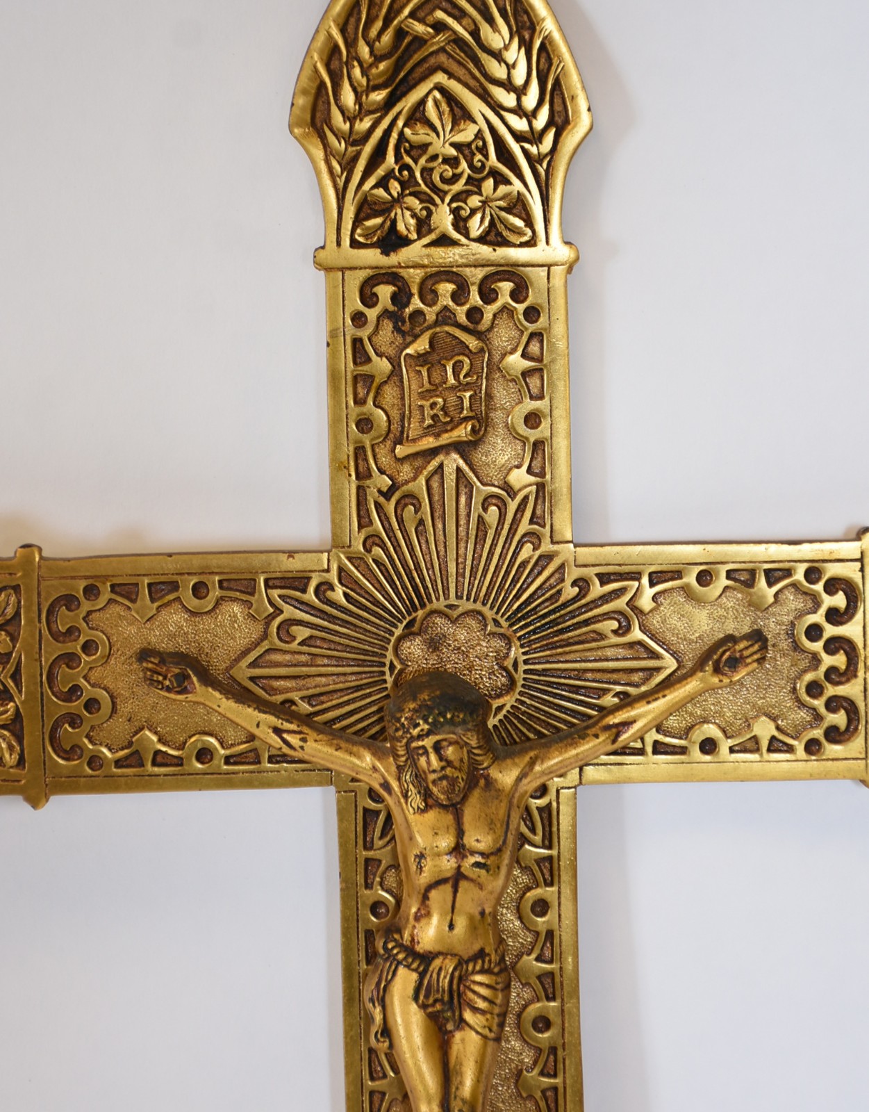 Crucifixo com figura de Cristo em bronze. - foto 3 de 5