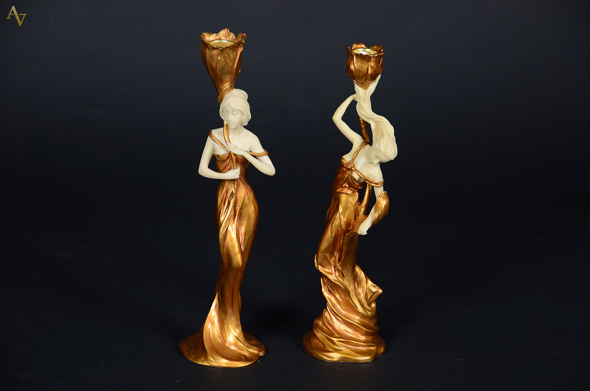Duas figuras femininas em forma de castiçais em resina dourada - foto 1 de 4