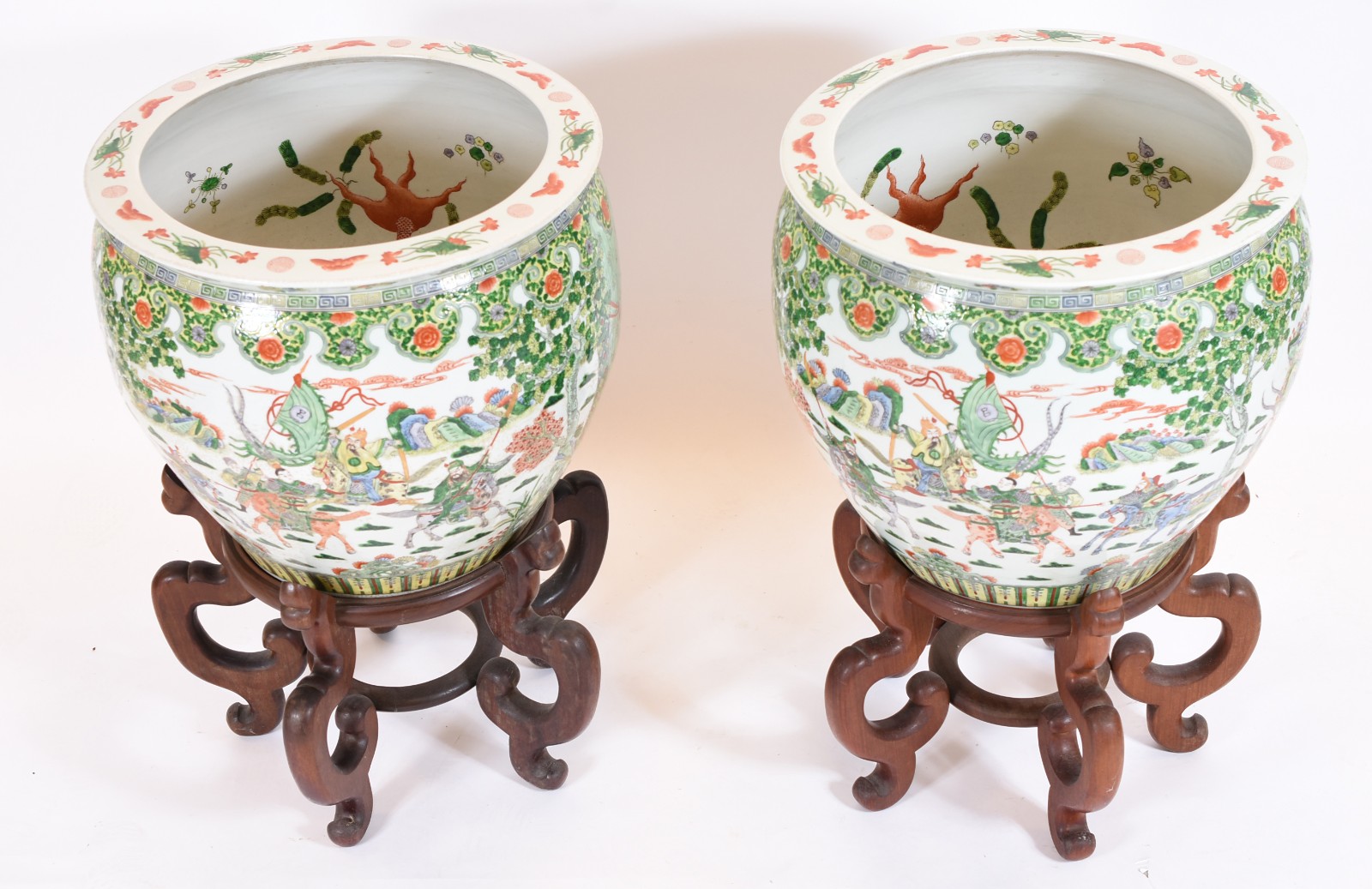 Par de grandes cachepots/aquários de porcelana chinesa policromada... - foto 2 de 7