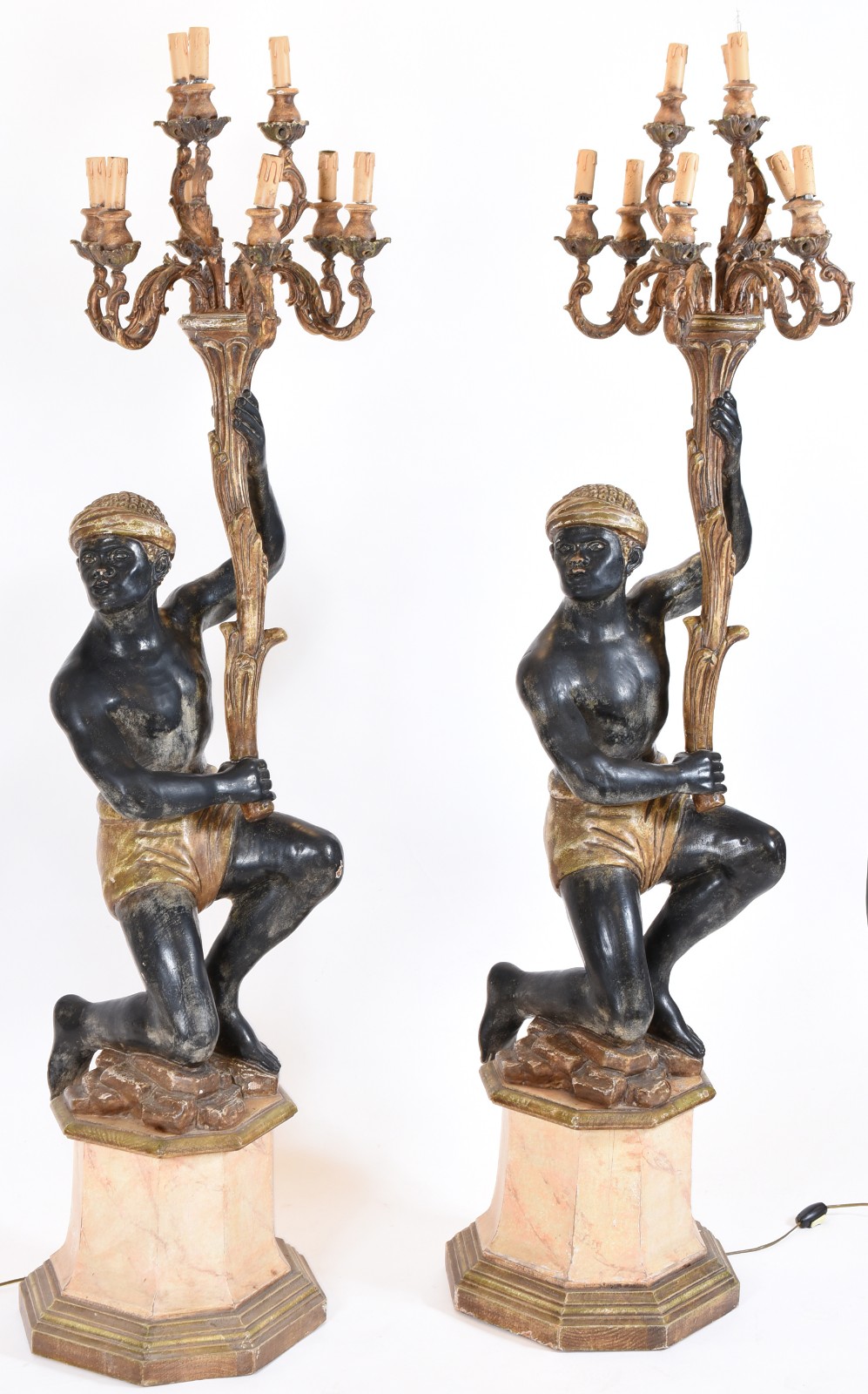 Par de esculturas representando Blackamour sustentando candelabros de... - foto 1 de 8