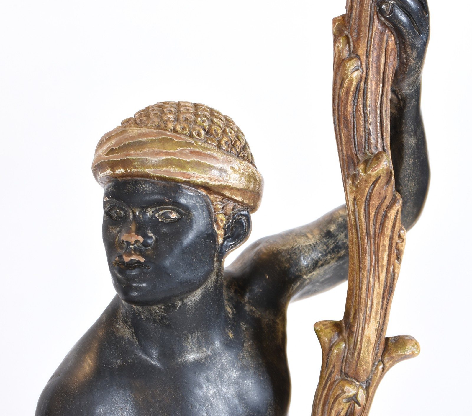 Par de esculturas representando Blackamour sustentando candelabros de... - foto 2 de 8
