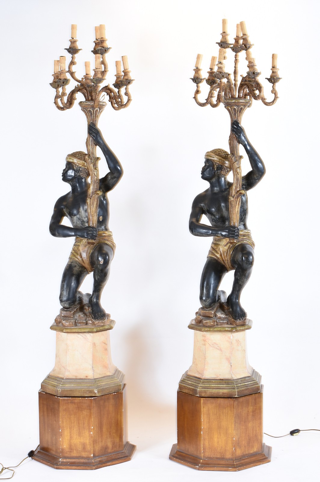 Par de esculturas representando Blackamour sustentando candelabros de... - foto 4 de 8