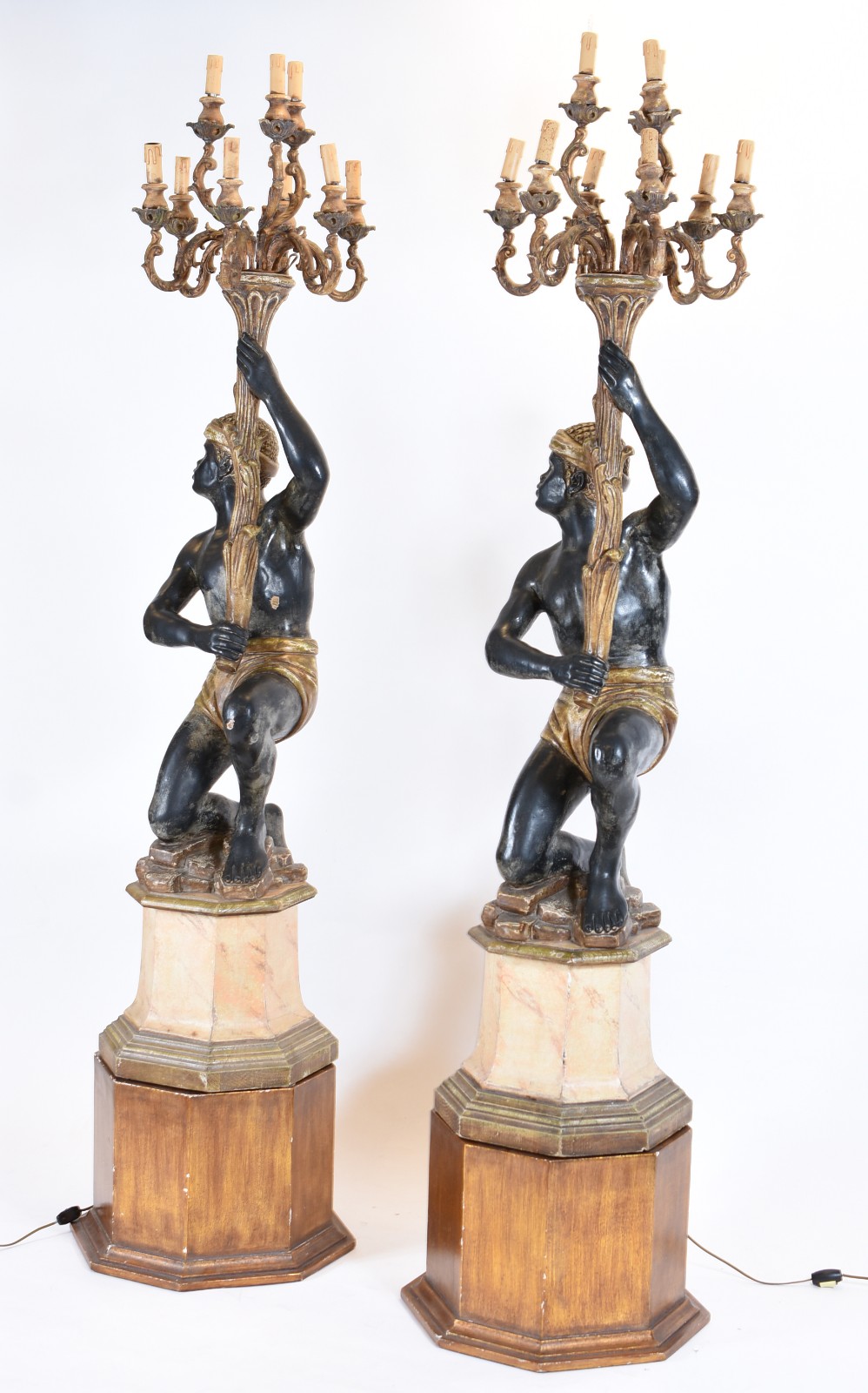 Par de esculturas representando Blackamour sustentando candelabros de... - foto 6 de 8