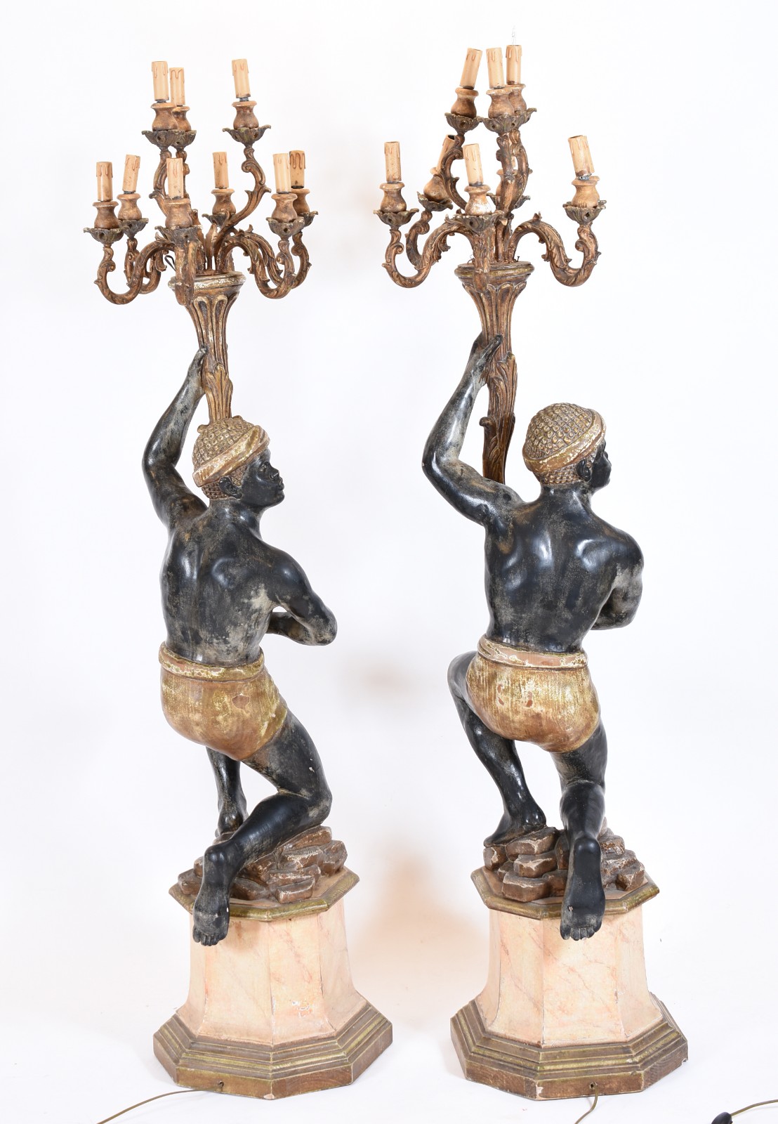 Par de esculturas representando Blackamour sustentando candelabros de... - foto 7 de 8