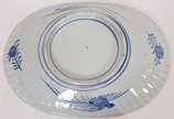 Porcelana Imari (1653),  - Travessa de porcelana japonesa Imari, feitio oval, trabalhos canelados em relevo, parte posterior com desenhos em azul.