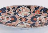 Porcelana Imari (1653),  - Travessa de porcelana japonesa Imari, feitio oval, trabalhos canelados em relevo, parte posterior com desenhos em azul.