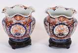 Porcelana Imari (1653),  - Par de cachepots de porcelana japonesa Imari, borda onduladas, bases de madeira.