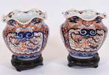 Porcelana Imari (1653),  - Par de cachepots de porcelana japonesa Imari, borda onduladas, bases de madeira.