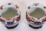 Porcelana Imari (1653),  - Par de cachepots de porcelana japonesa Imari, borda onduladas, bases de madeira.