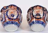 Porcelana Imari (1653),  - Par de cachepots de porcelana japonesa Imari, borda onduladas, bases de madeira.
