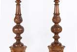 Par de grandes tocheiros de madeira entalhada c... - Par de grandes tocheiros de madeira entalhada com bobeches de metal.