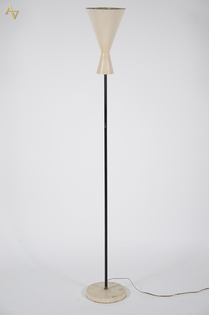 Luminária Art Deco. Altura: 166 cm